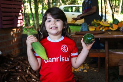 Família do MST doam 3 toneladas de alimentos e mil litros de leite na região central do PR